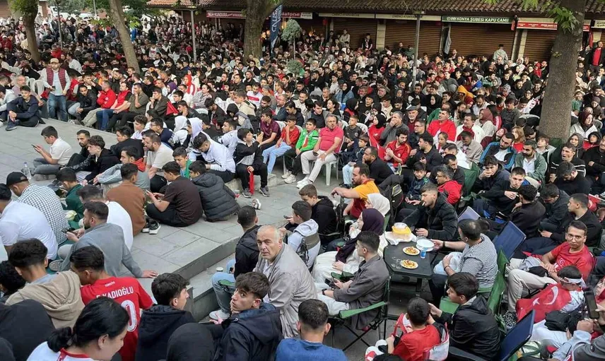 Konyalı vatandaşlar milli maç heyecanını dev ekranda yaşadı