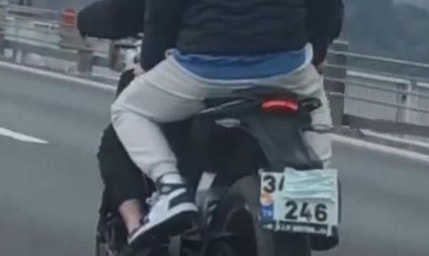 Köprü geçiş ücretinden kaçan motosikletliden pes dedirten yöntem: Plakasını cerrahi maskeyle kapattı!