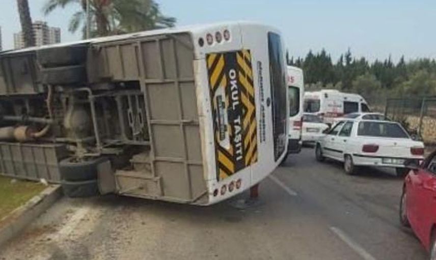 Korku dolu anlar: Okul servisi devrildi, 19 kişi yaralandı