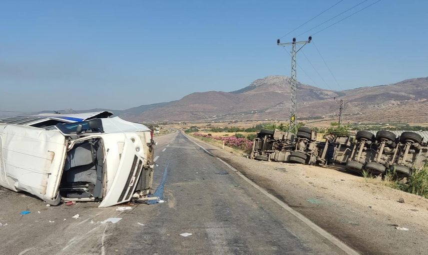 Korkunç kazanın adresi Mersin'de öğrenci servisi ile tır çarpıştı!