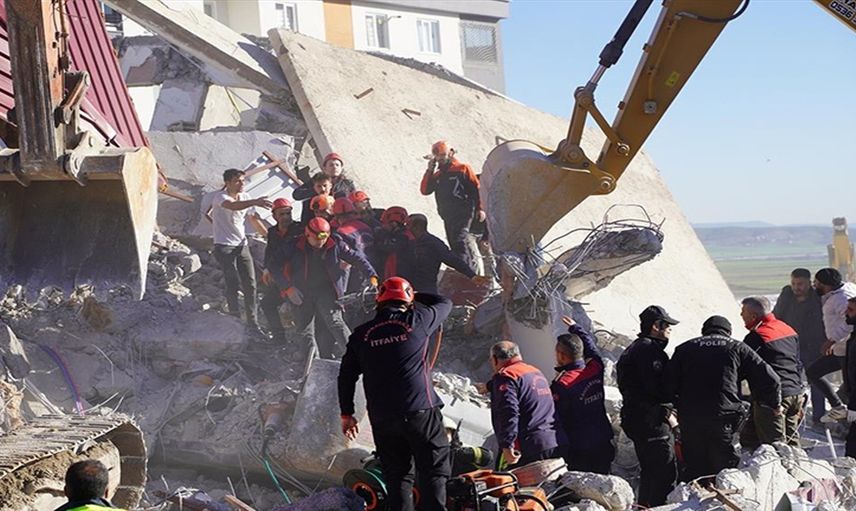 Korkutucu iş makinesi kazası: Bina çöktü, operatör enkaz altında!