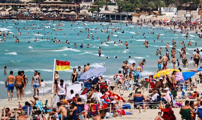 Görüntüler Korkuttu! Ege Bölgesi'ndeki Plajlar Doldu Taştı