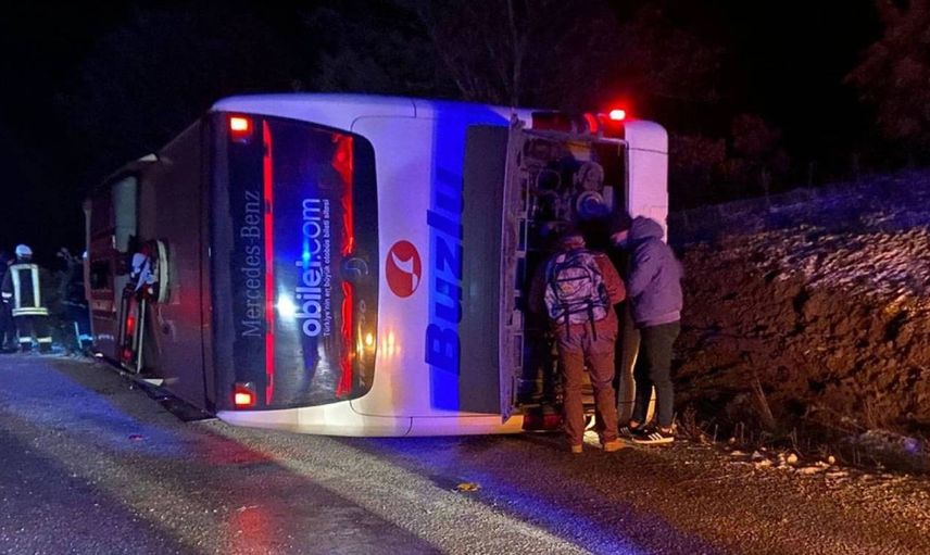 Kötü haberler üst üste geldi: Kütahya, Sivas ve Van’da yolcu otobüsü devrildi! 61 kişi yaralandı