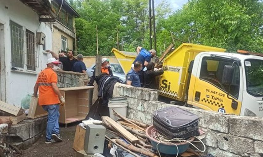 Kötü koku üzerine gidilen evde karşılaştıkları manzara şok etti!