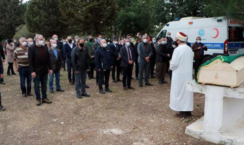 Kovıd-19'dan Ölen Doktor Babası İçin Ayrılan Mezarlığa Defnedildi