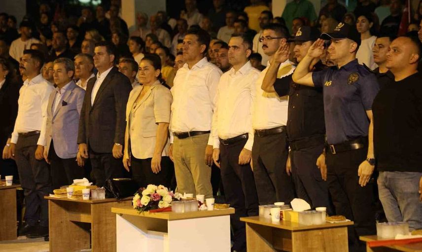 Kozan'da vatandaşlar, 15 Temmuz'un yıldönümünde Türk bayrakları ile meydanlarda
