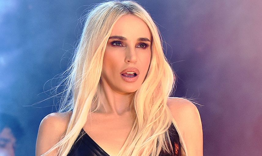 Kucak dansıyla gündemden düşmeyen Gülşen, şimdi de sahnede twerk yaparak konserde hayranlarını coşturdu