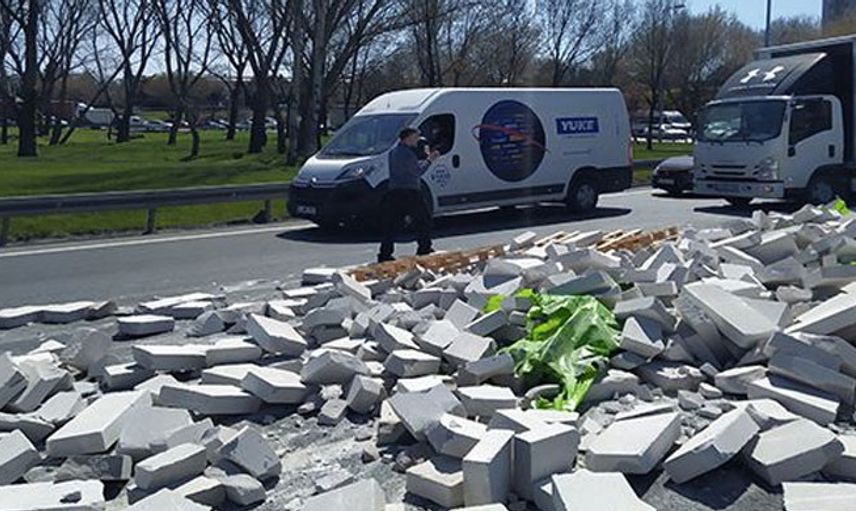 Küçükçekmece’de Gaz Beton Döküldü, Yol Tek Şeride Düştü