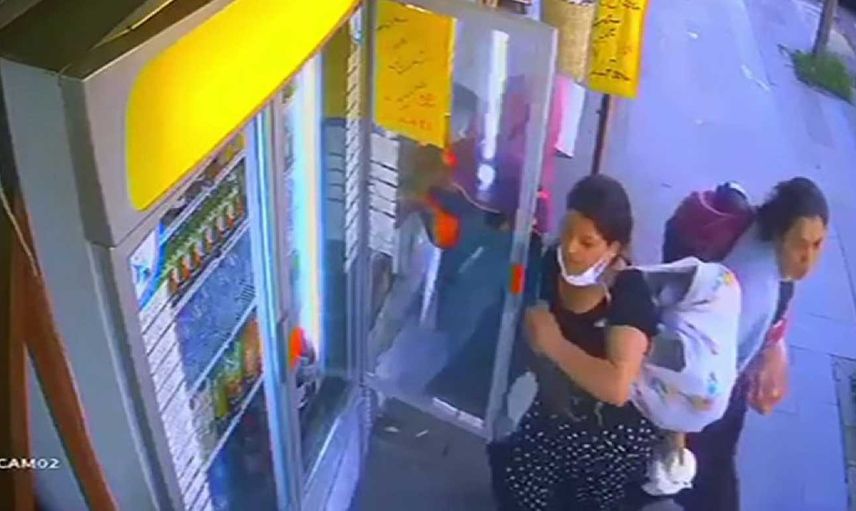 Küçükçekmece'de sokağın ortasında hırsızlık! Dolaptan yoğurt çaldılar: O anlar kameralara yansıdı