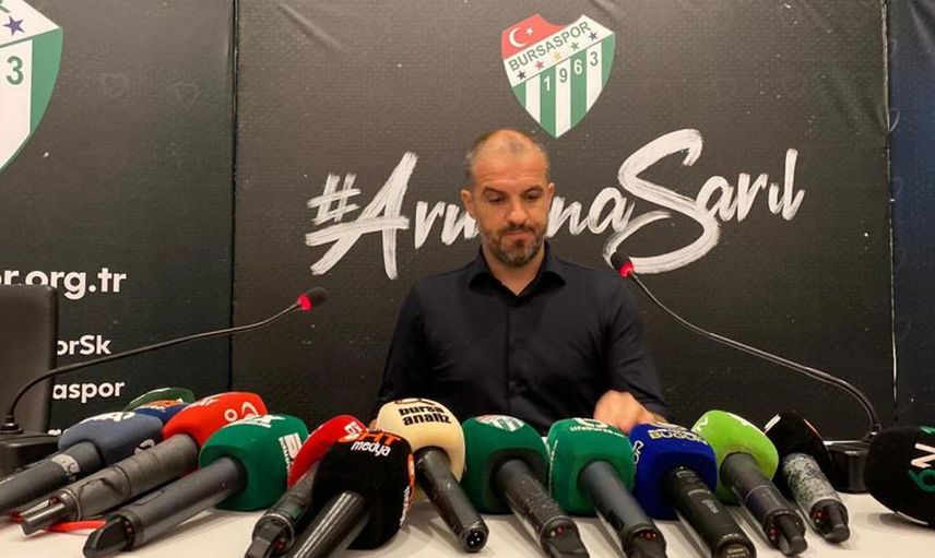 Küme düşen Bursaspor'da Teknik Direktör Mustafa Er, kulüpte yaşanan olayları düzenlediği basın toplantısında anlattı