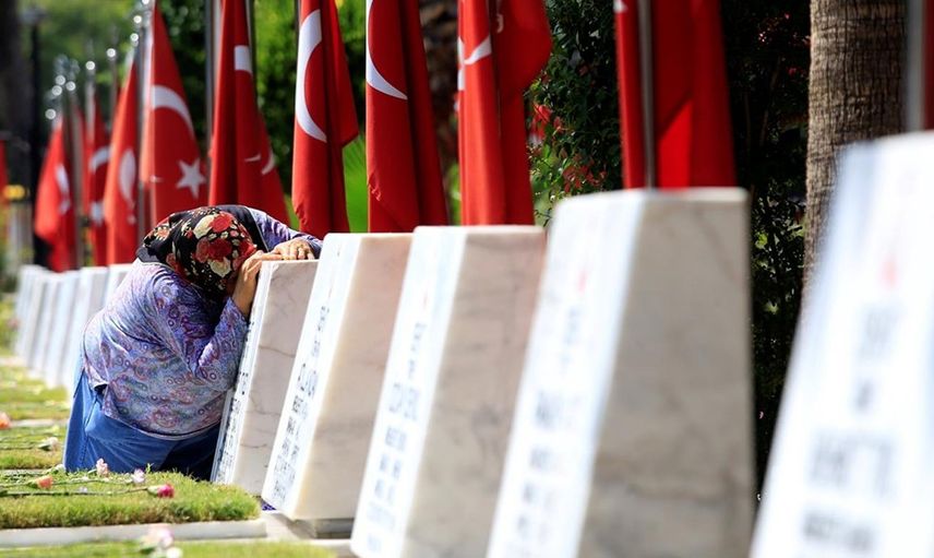 Kurban Bayramı dolayısıyla şehitlikler ziyaretçi akınına uğradı! Duygu dolu anlar yaşandı!