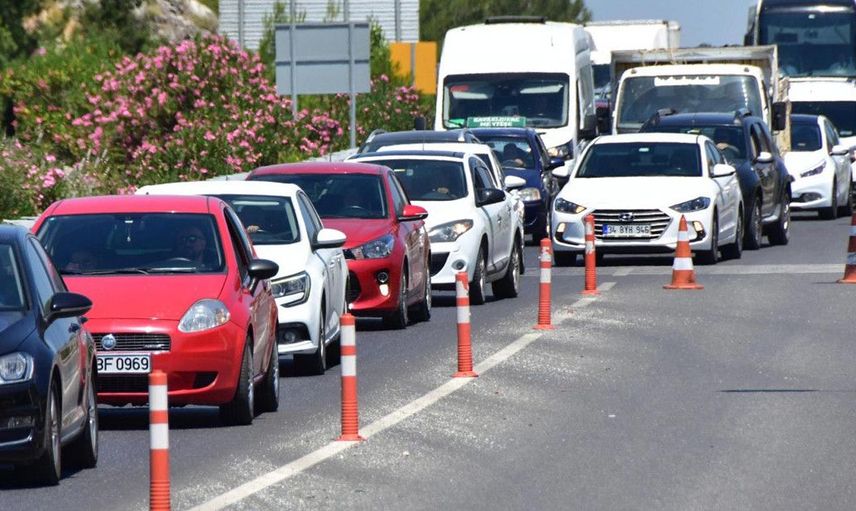 Kurban Bayramı'nda tatil bölgelerine gitmeyi tercih eden vatandaşlar kendilerini yollara attı! Otoyollar yaşanan yoğunluk sebebiyle durma noktasına geldi!