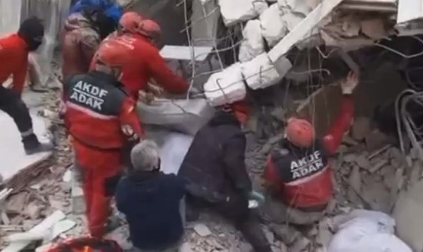 Kurtarma ekibi enkaz altında kaldı! O anlar kameralara yansıdı