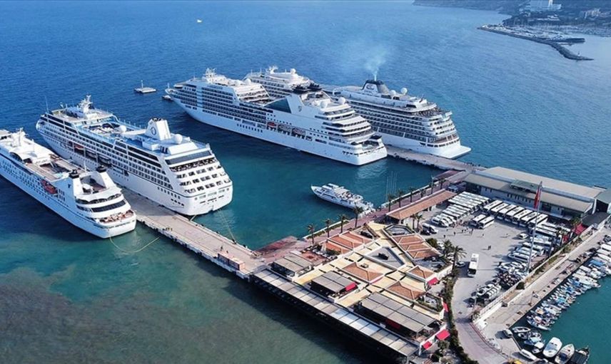 Kuşadası'na dev gemiler yanaştı turizm patlaması yaşanıyor!