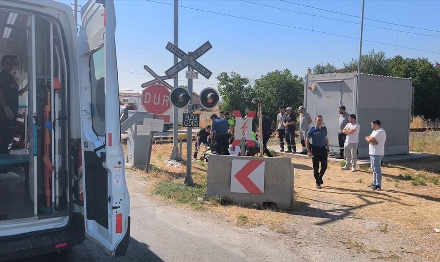 Kütahya'da Cep Telefonuyla Konuşan Kadın Trenin Çarpmasıyla Yaralandı