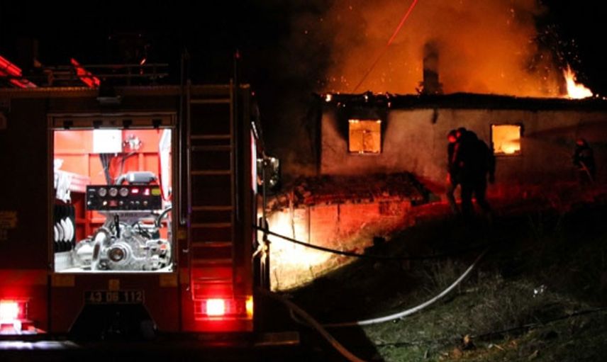 Kütahya'da İki Katlı Evde Yangın Çıktı