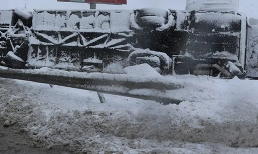 Kütahya'da Yolcu Otobüsü Devrildi: 19 Yaralı