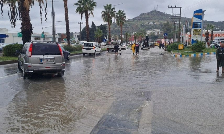 Kuvvetli sağanak Muğla'da hayatı felç etti: Şehirde rögarlar taştı