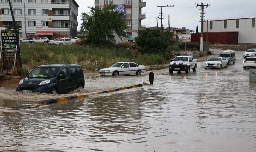 Kuvvetli yağış sonrası şok görüntü: Hatay’da sel yolu ikiye böldü