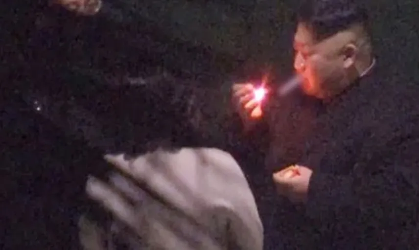 Kuzey Kore Lideri Kim Jong-Un Sigara İçerken Kameralara Yakalandı.