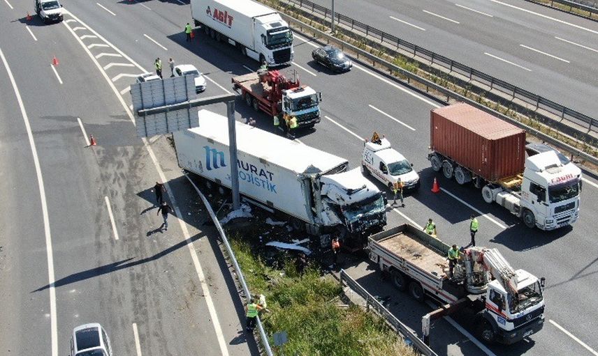 Kuzey Marmara Otoyolunda Korkunç Kaza! Bariyerlere Çarpan Tır Sürücüsü Ağır Yaralandı