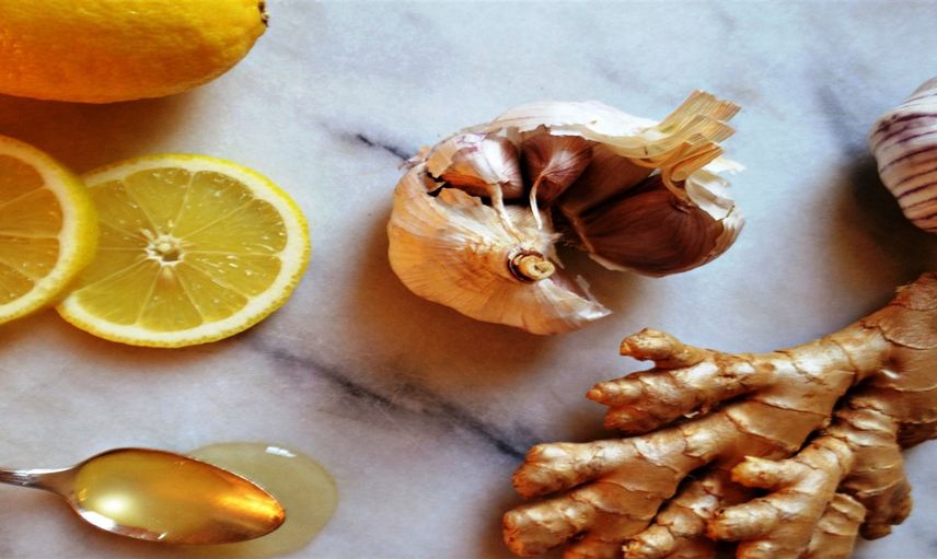 Limon suyu ve sarımsak kürü nasıl hazırlanır, faydaları neler? 40 diş sarımsağı 2 litre suda bekletip içmenin faydaları