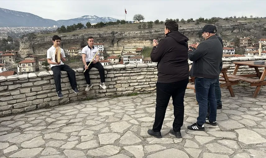 Lise Öğrencileri Türk Müziğini Tanıtmak İçin Tarihi Çarşı'da