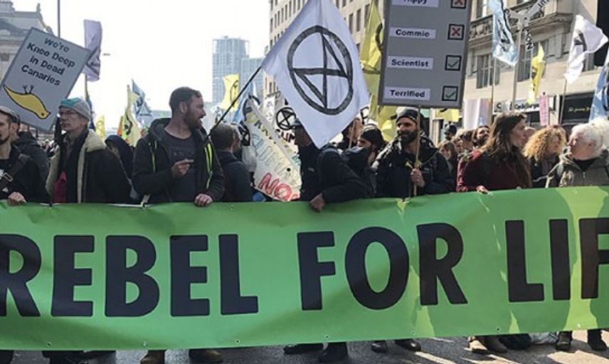 Londra'da Çevreciler İklim Değişikliğini Protesto Etti