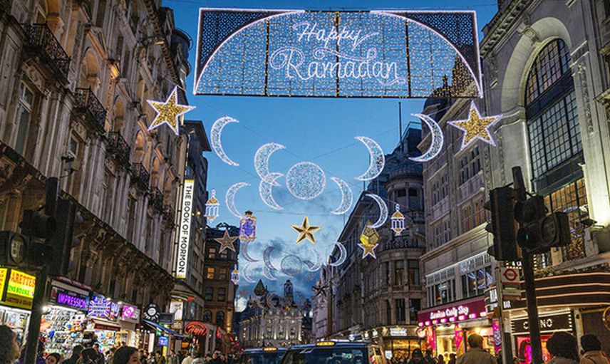 Londra’nın ünlü caddesi Ramazan için ışıklarla süslendi