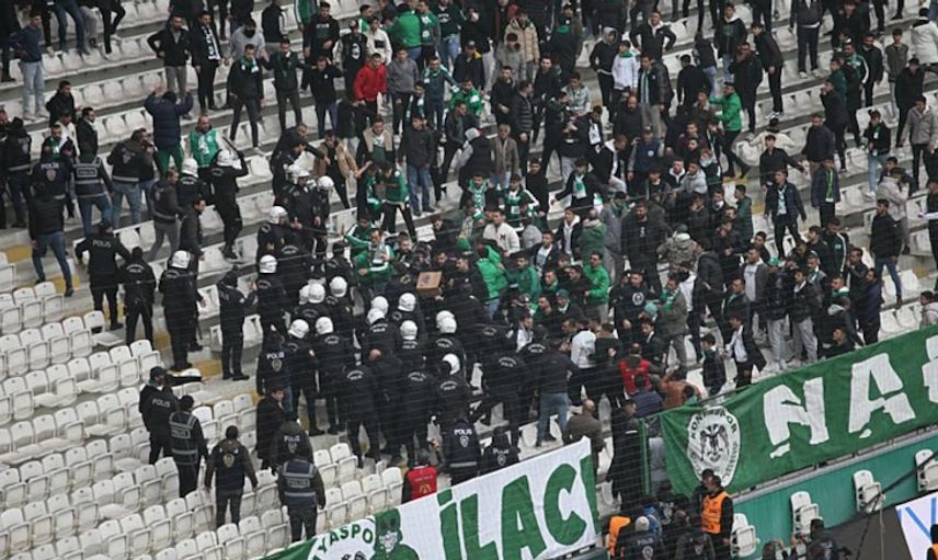 Maç bitimi tribünler karıştı! Polis müdahale etti
