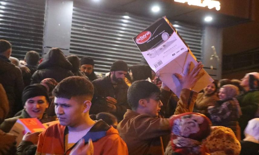 Mağazada gece yarısı izdihamı: Çare elektrik kesmede bulundu