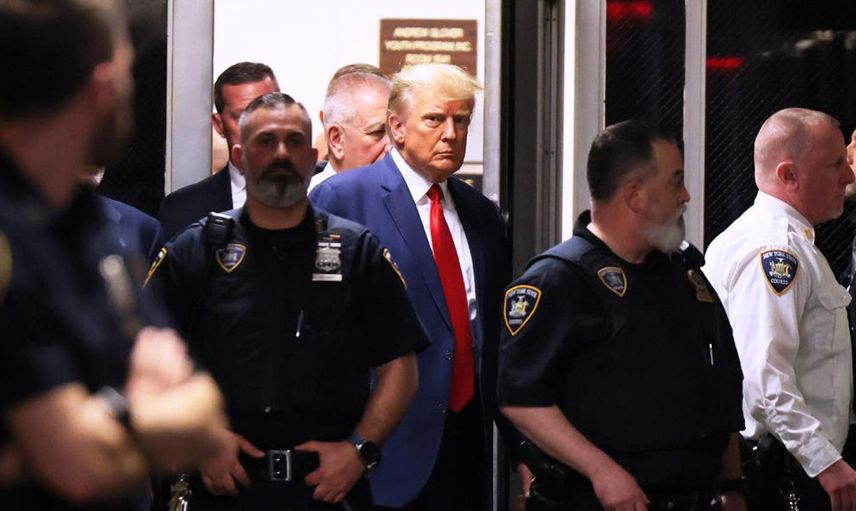 Mahkeme polisinden Trump’a karşı çok konuşulacak davranış: Kapıyı tutmadı