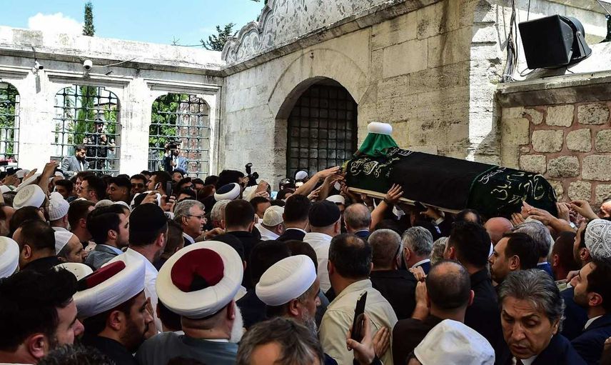 Mahmut Efendi tabutunda neden siyah örtü vardı?  İsmailağa Cemaati lideri Mahmut Efendi’nin tabutu üzerine serilen siyah örtünün sırrı