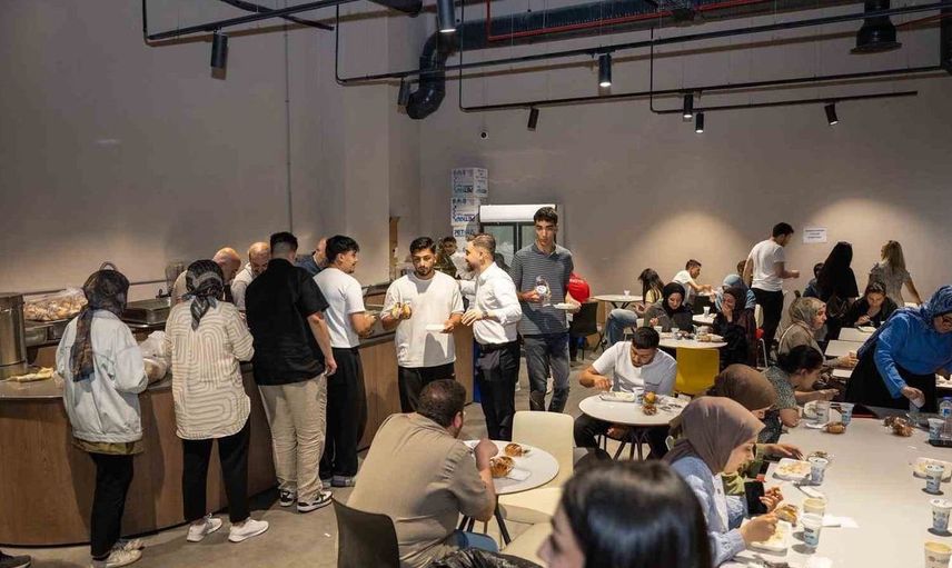 Malatya şehir kütüphanesinde öğrencilere yemek ikramı