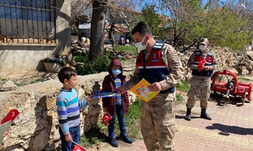 Malatya'da Jandarma Çocuklara 23 Nisan Hediyesi