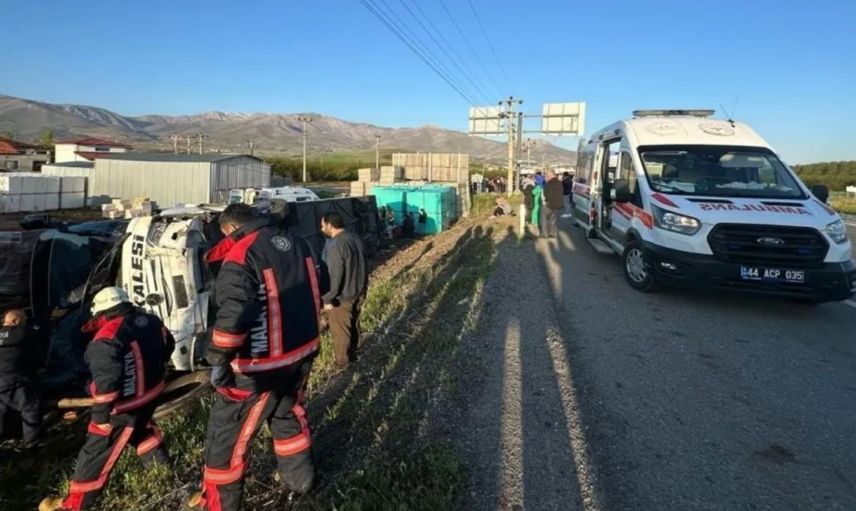 Malatya’da otobüs otomobille çarpıştı: 22 kişi yaralandı