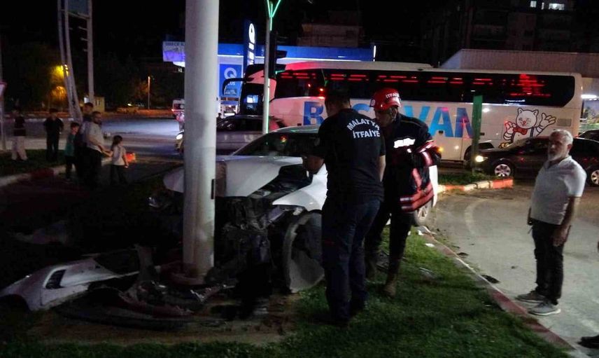 Malatya'da otomobil trambüs direğine çarptı, yaralı sürücü ambulansı terk etti