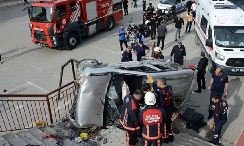 Malatya’daki bir okulun bahçesine araba düştü!