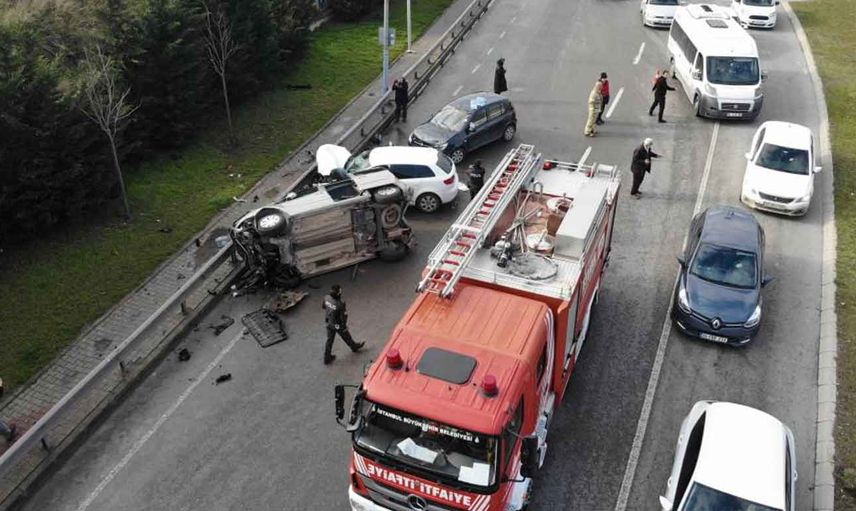 Maltepe'de aşırı hız kazayla sonuçlandı! Olay yeri savaş alanına döndü: 4 aracın karıştığı kazada 5 kişi yaralandı