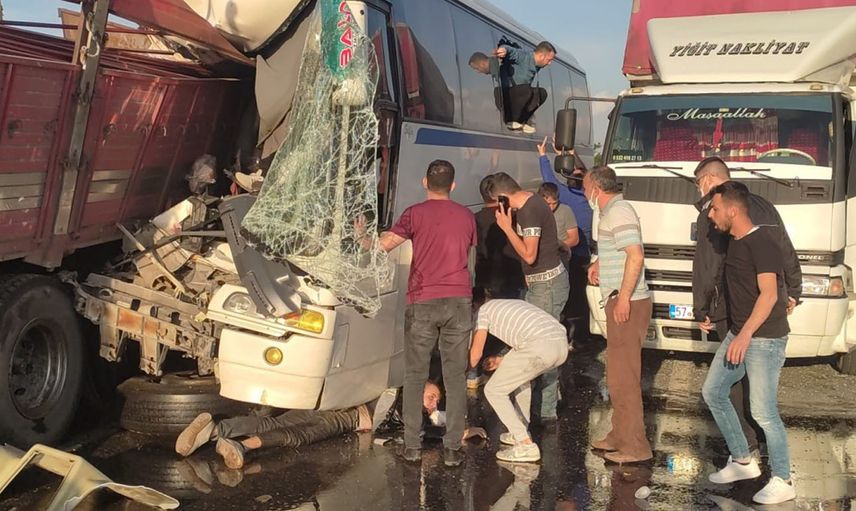 Manisa'da korkunç kaza! İşçi servisi ve tır resmen birbirine girdi