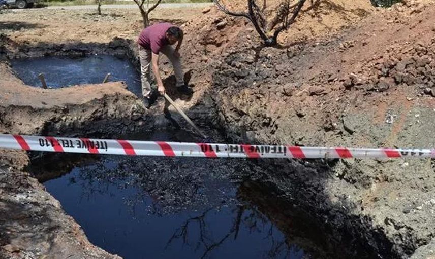 Manisa'da çiftçilik yapan bir kişi siyah bir sıvı keşfetti! TPAO yetkilileri önek numuneler aldı!