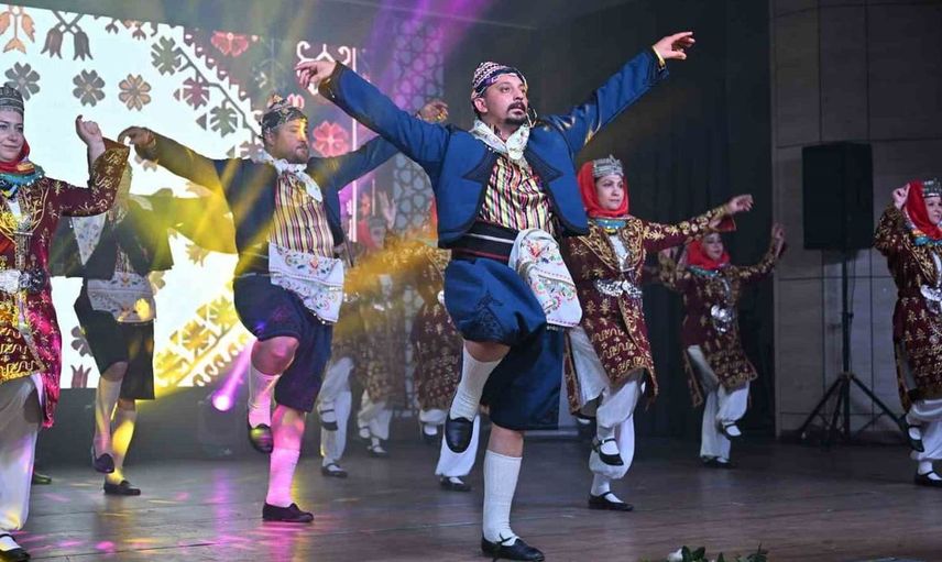 Manisa'da halk dansları gala gecesi büyük ilgi gördü