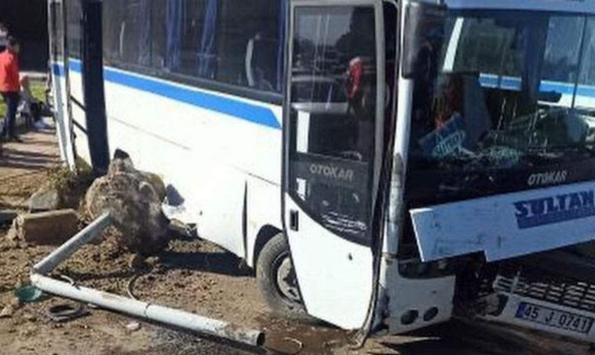 Manisa’da Kavşakta Otomobil İle İşçi Servisinin Çarpışması Sonucu 3 Kişi Yaralandı