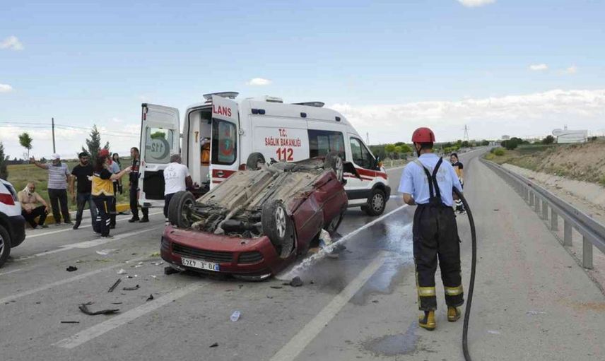 Manisa’da korkunç kaza: İşçi servisi otomobile çarptı 17 kişi yaralandı