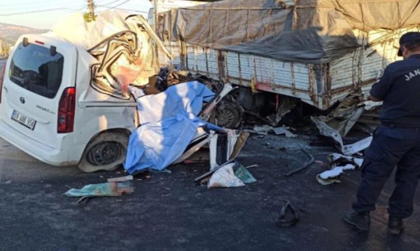Manisa’da korkunç kaza: Ticari araç emniyet şeridindeki kamyona çarptı! 4 ölü, 3 ağır yaralı var