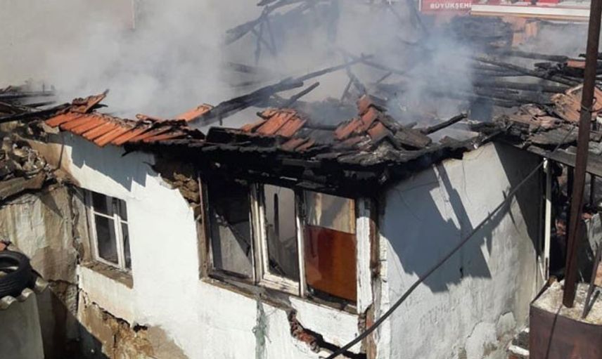 Manisa’da Müstakil Bir Ev Alev Alev Yandı