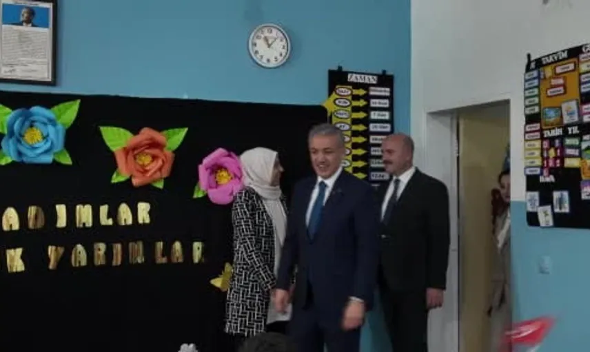 Mardin valisi akkoyun, öğrencilerin karne sevincine ortak oldu