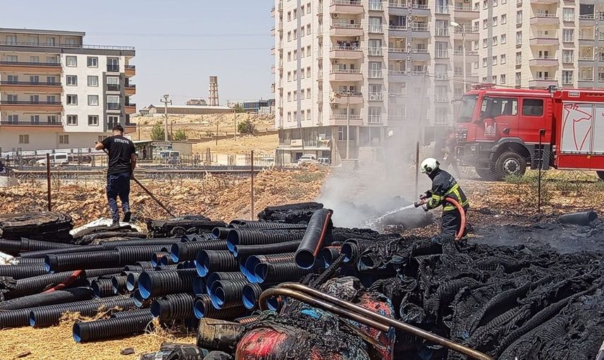 Mardin'de Plastik Boru Depolama Alanında Yangın Kontrol Altına Alındı