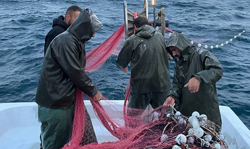 Marmara Bölgesindeki kuvvetli sağanak Balıkçılara yaradı: Kasalar tonlarca hamsiyle doldu taştı