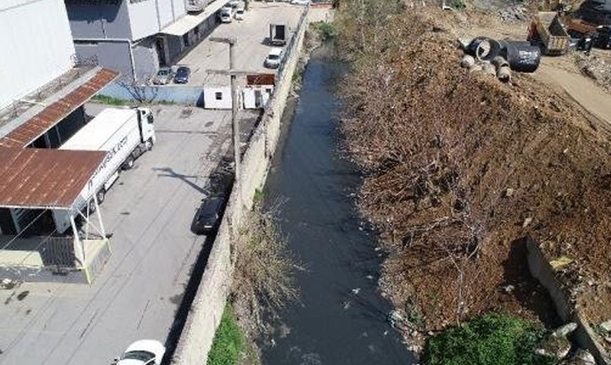 Marmara Denizi'ne akan derenin rengi görenleri şaşırtıyor! İstanbul'da 4 ilçeye uyarı yapıldı